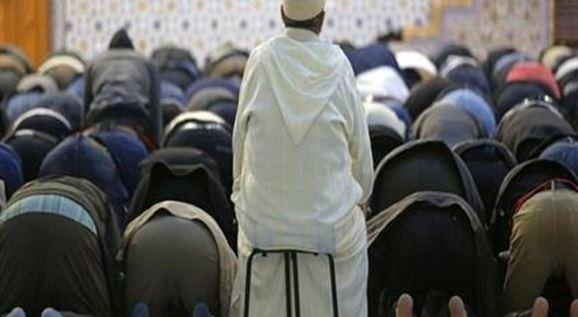 ما الوضع الصحيح للكرسي أثناء صلاة الجماعة.. وكيفية أدائها؟