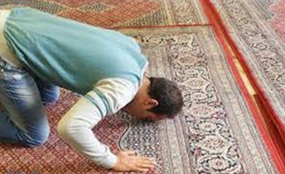هل ظهور أسفل الظهر في الصلاة يبطلها؟