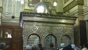   هل يجوز المسح على قبور الأنبياء والصالحين وتقبيلها؟