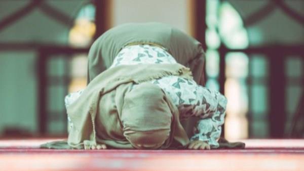 حكم صلاة المرأة في الأماكن العامة