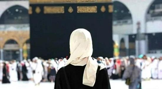 هل يجوز للمرأة ارتداء غير الأبيض في الحج؟