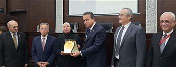   وزير الصحة يكرم شهيدي الواجب الدكتور علي صلاح وصلاح صفوت ويخلد ذكراهما بجائزة سنوية