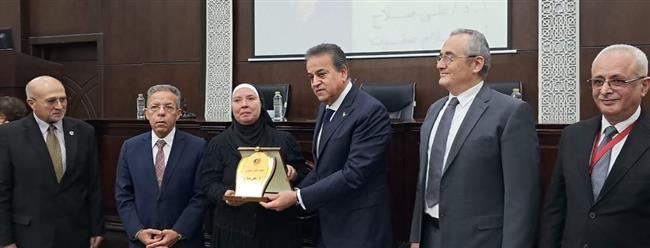 وزير الصحة يكرم شهيدي الواجب الدكتور علي صلاح وصلاح صفوت ويخلد ذكراهما بجائزة سنوية