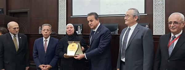 وزير الصحة يكرم شهيدي الواجب الدكتور علي صلاح وصلاح صفوت ويخلد ذكراهما بجائزة سنوية