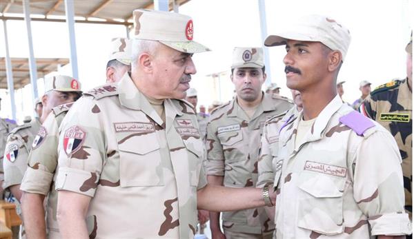 رئيس الأركان يتفقد المنظومة التعليمية بمعهد ضباط الصف المعلمين