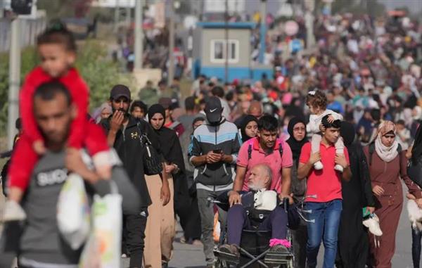 الاحتلال الإسرائيلي يجبر الفلسطينيين بـ غزة على النزوح قسرا ويوسع عملياته البرية