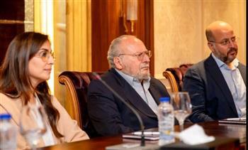 رئيس مجلس إدارة العاصمة الإدارية يستقبل الملك أحمد فؤاد الثاني وأسرته