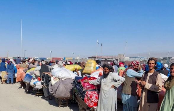 باكستان تبدأ بترحيل نحو مليون أفغاني إلى بلادهم