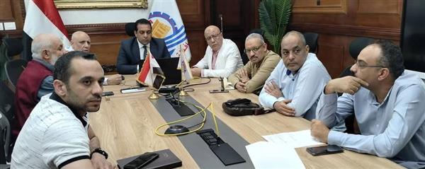 حازم عمر  يتابع عبر الفيديو كونفرانس مستجدات التقنين والخدمات الحيوية بقنا