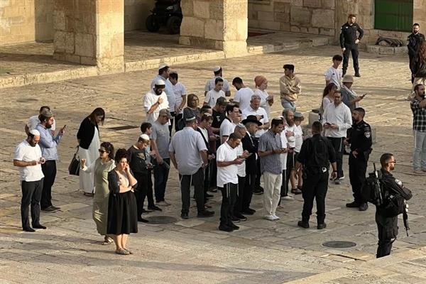 مئات المستوطنين يقتحمون باحات المسجد الأقصى تحت حماية شرطة الاحتلال