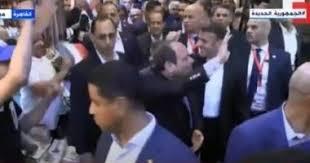 خلال جولته في خان الخليلي بصحبة ماكرون.. مواطنون يهتفون: "سيسى سيسى".. والرئيس يرد التحية لهم