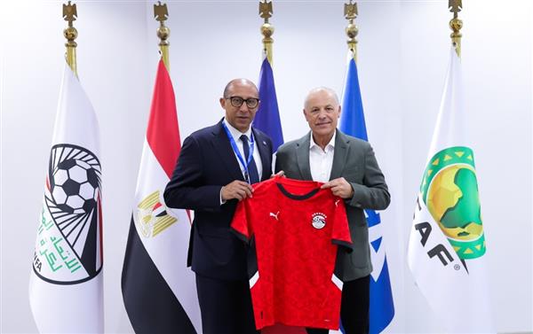 هاني أبو ريدة يلتقي نظيره الفرنسي ويهديه درع الاتحاد وقميص المنتخب