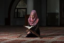   هل يجوز للمرأة قراءة القرآن بدون حجاب؟