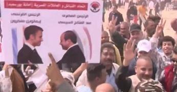   آلاف المصريين يحتشدون بالعريش لاستقبال السيسي وماكرون.. ويؤكدون: كلنا خلف الرئيس