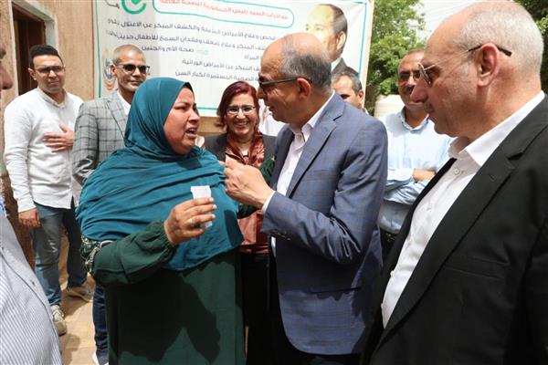 لخدمة 30 ألف مواطن.. محافظ المنيا يتفقد أعمال تطوير وحدة صحية في قرية ملاطية