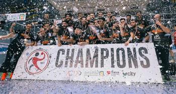   رجال يد الأهلي يتسلم درع دوري المحترفين