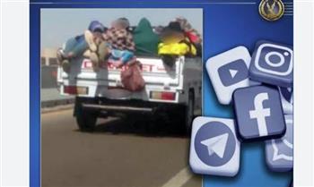 القبض على سائق سيارة نقل لتحميله أطفال في الصندوق