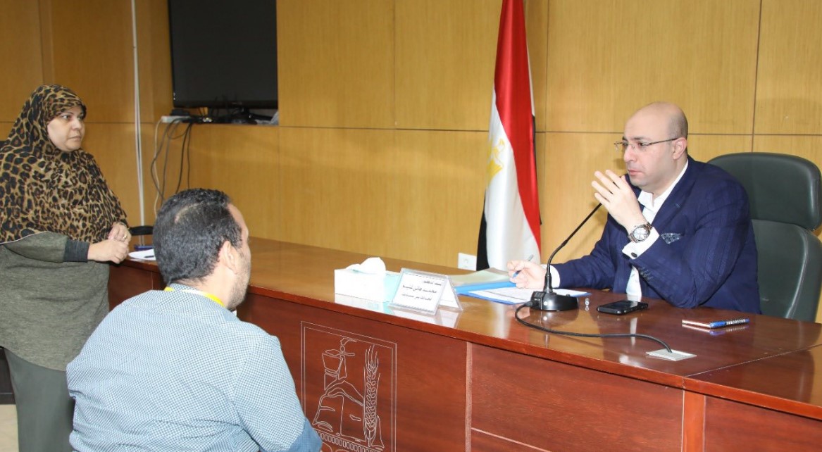 محافظ بني سويف يوجه بتقديم مساعدات مالية عاجلة لأسرتين