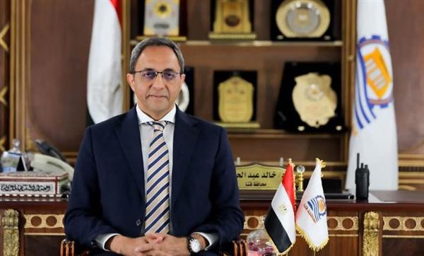 محافظ قنا يوجّه بمد مواعيد غلق المحال العامة خلال فصل الصيف .. استجابةً لطلبات المواطنين