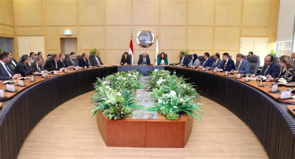 الوزير يستعرض الموقف التنفيذي لمشروعات التنمية الصناعية ببرنامج التنمية المحلية في صعيد مصر