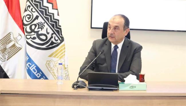 وزير قطاع الأعمال العام يهنئ العاملين بالمصانع والشركات التابعة للوزارة