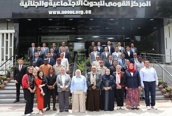 زيارة فرقة الأمن الجنائي للضباط المصريين والوافدين للمركز القومي للبحوث الاجتماعية والجنائية