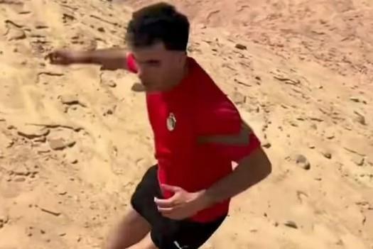 زيزو يتدرب على الرمال بقميص المنتخب .. صور
