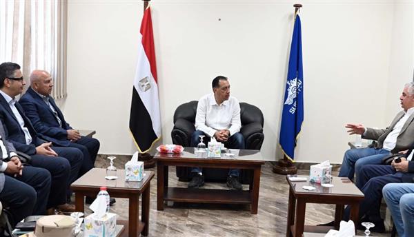 رئيس الوزراء يزور شركة قناة السويس للحاويات بميناء شرق بورسعيد