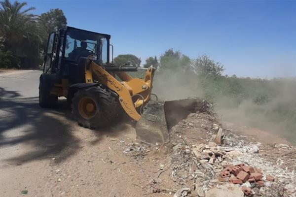 أسيوط .. استمرار جهود رفع مخلفات تطهير الترع بقرية النواميس في مركز البداري