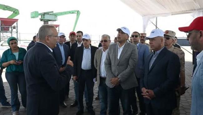 رئيس الوزراء يتفقد محطة دحرجة السيارات (RORO) التابعة لشركة (SCAT)