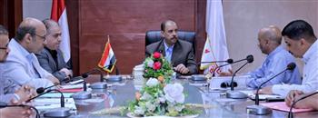   محافظ سوهاج يعقد اجتماعًا لمتابعة مشروعات الرصف ووضع جدول زمني للبدء في أخرى جديدة