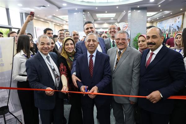 رئيس الأكاديمية العربية يفتتح معرض الابتكارات الشبابية الذكية على هامش "آيكوميس 2025"