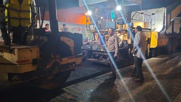 محافظ الغربية يتابع أعمال الرصف النهائية بشارع الخليج بمركز قطور