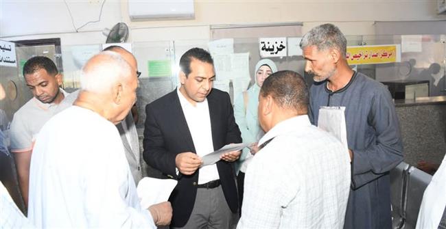 " عمر " يتفقد المركز التكنولوجي ويؤكد على تحسين الخدمات المقدمة للمواطنين بقنا 