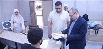 " عبدالعظيم " يجري جولات تفقدية لمتابعة انتظام الامتحانات بجامعة جنوب الوادي