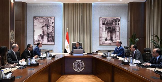 رئيس الوزراء يُتابع جهود الحكومة لتحويل السيارات للعمل بالغاز الطبيعي