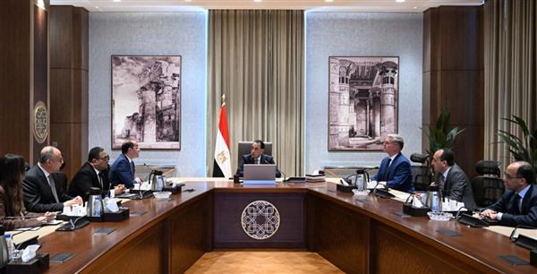 رئيس الوزراء يُتابع جهود الحكومة لتحويل السيارات للعمل بالغاز الطبيعي