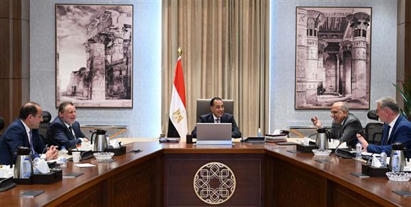 رئيس الوزراء يستعرض خطة توفير المنتجات البترولية لتشغيل محطات الكهرباء