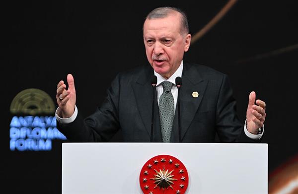 أردوغان يشيد بقرار حزب العمال الكردستاني حل نفسه وإلقاء السلاح