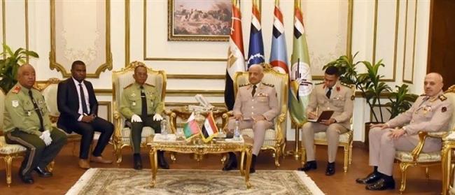 الفريق أول عبد المجيد صقر يلتقى وزير الدفاع بدولة مدغشقر