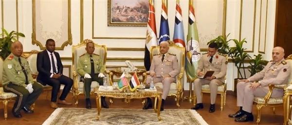 الفريق أول عبد المجيد صقر يلتقى وزير الدفاع بدولة مدغشقر