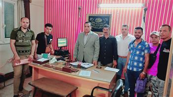   مدير عمل بني سويف يُسلم عقود عمل لشباب من للعمل بالأردن