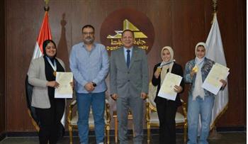   رئيس جامعة دمياط يُكرّم الطالبات الفائزات في بطولة رفع الأثقال للجامعات المصرية
