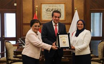   وزير الصحة يكرم الدكتورة تغريد معروف رئيسة قسم النساء والتوليد بمستشفى المنيرة