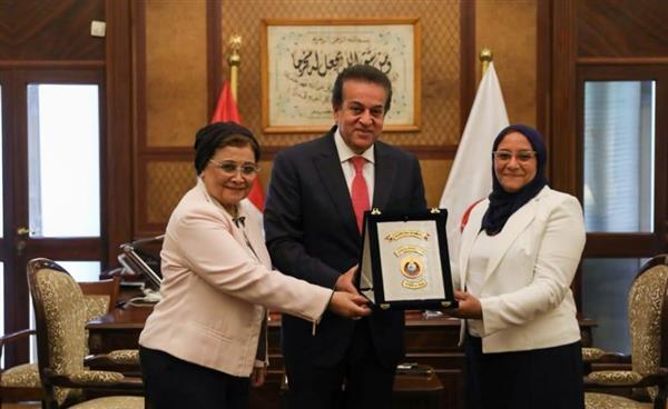 وزير الصحة يكرم الدكتورة تغريد معروف رئيسة قسم النساء والتوليد بمستشفى المنيرة