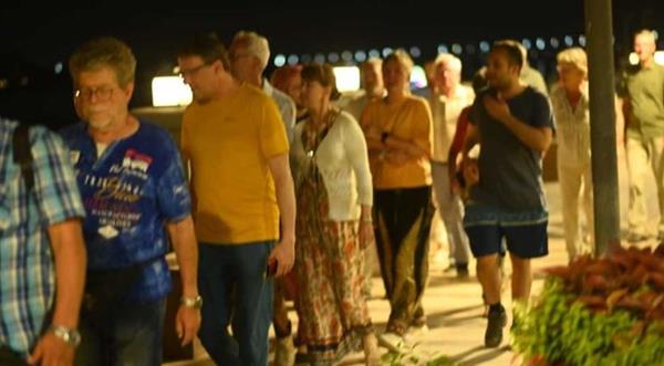 فوج سياحي من ألمانيا والنمسا في جولة بكورنيش النيل ببنى سويف