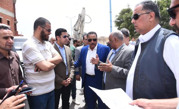 شعيب يتفقد أعمال تطوير مناطق عزبة العجارمة وشارع 15 بالكيلو 2 بمدينة مرسي مطروح
