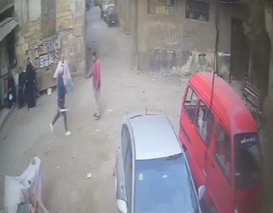 كشف ملابسات فيديو يظهر أحد الأشخاص حاملا سلاحا أبيض ويروع المواطنين بالقاهرة