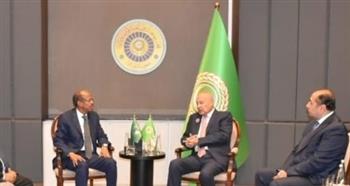   أبو الغيط يلتقي رئيس مفوضية الاتحاد الإفريقي على هامش قمة بغداد