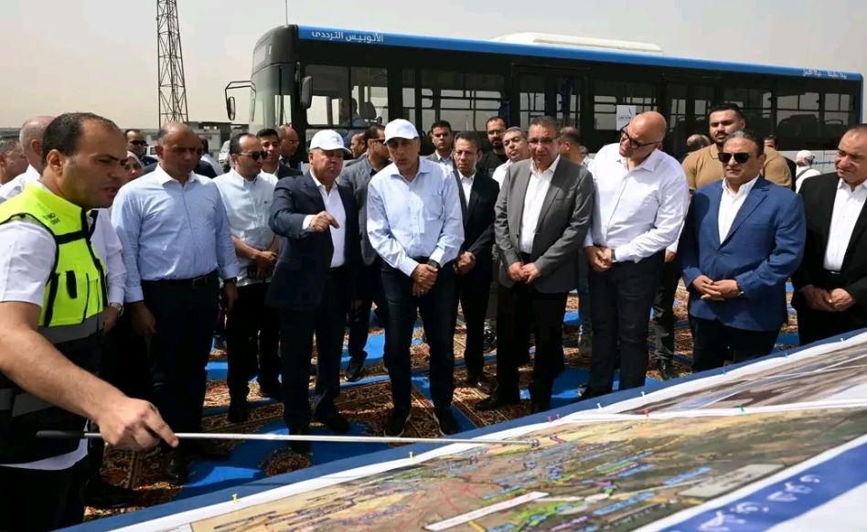 رئيس الوزراء يتفقد التشغيل التجريبي للمرحلة الأولى من مشروع الأتوبيس الترددي